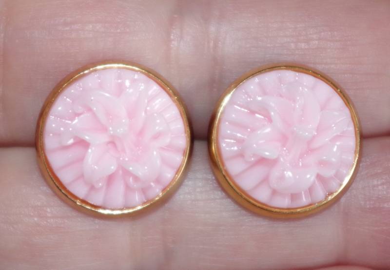 Engelshaut Koralle 15 Mm Lilie Blume Ohrstecker in 14K Gf von HAANDMADEJEWELRY