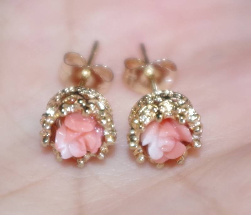 Engelshaut Koralle 6 Mm Zierliche Geschnitzte Rose Filigrane 14K Gold Gefüllte Ohrstecker von HAANDMADEJEWELRY
