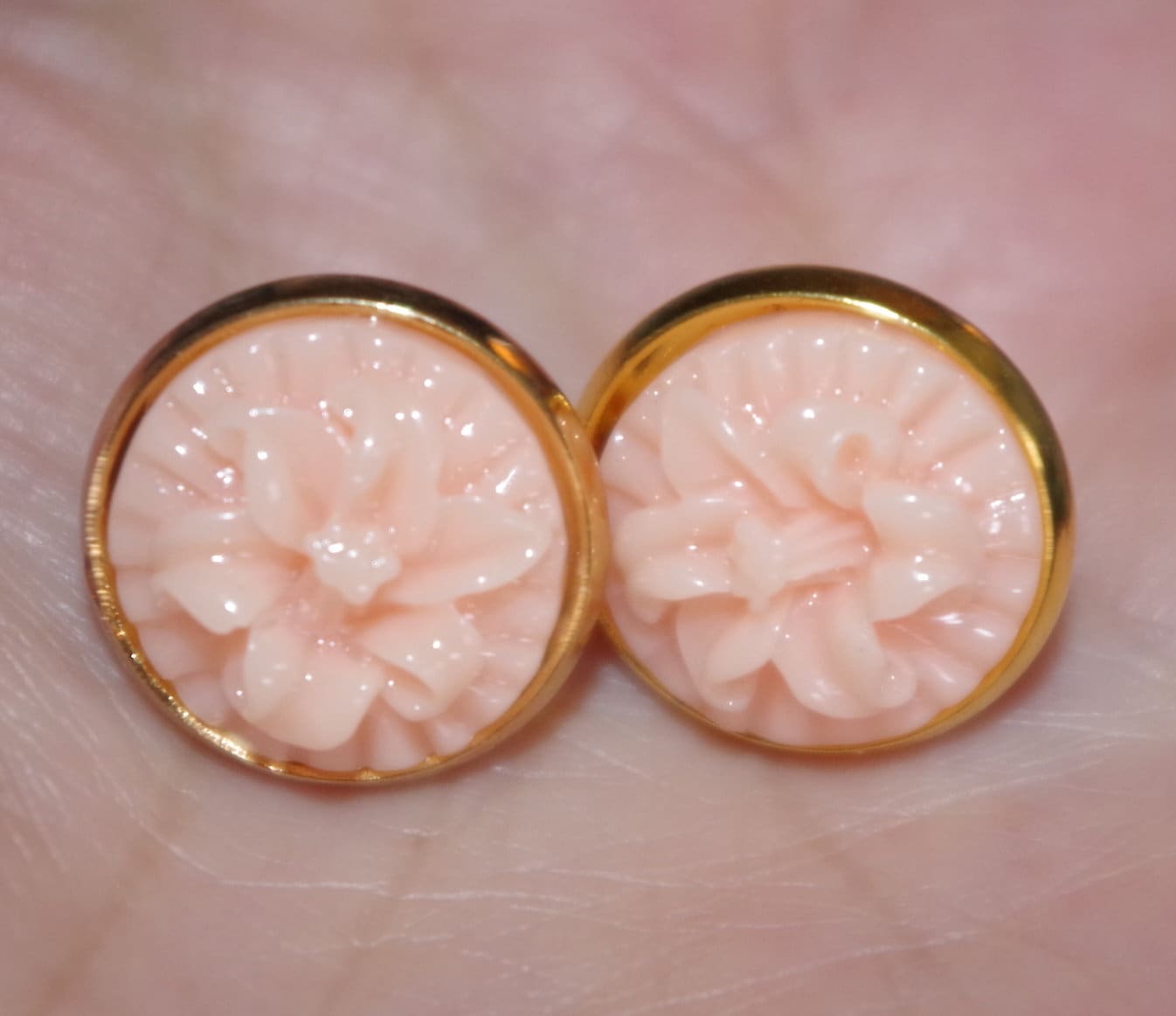 Engelshaut Pnkish Coral 15 Mm Gemoldete Lilienblumen-Bolzenohrringe in 14K Gf von HAANDMADEJEWELRY