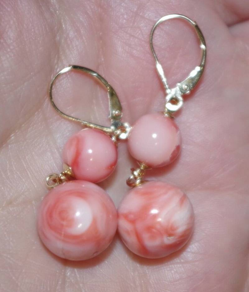 Exquisite 14K Geschnitzte Große Engel Haut Koralle Ohrringe von HAANDMADEJEWELRY