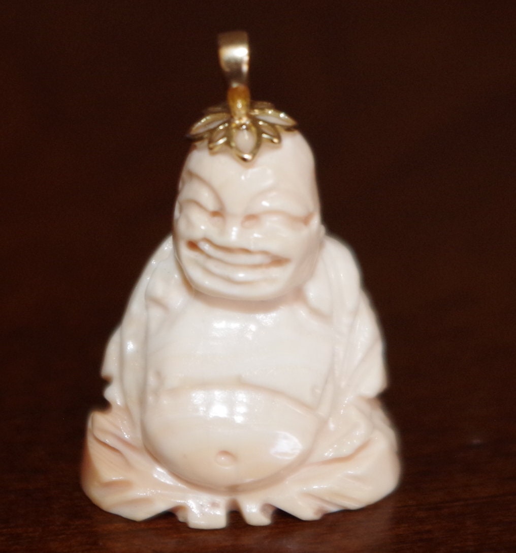 Exquisite Antike 18K Geschnitzte Engelshaut Blush Coral Buddha Anhänger von HAANDMADEJEWELRY