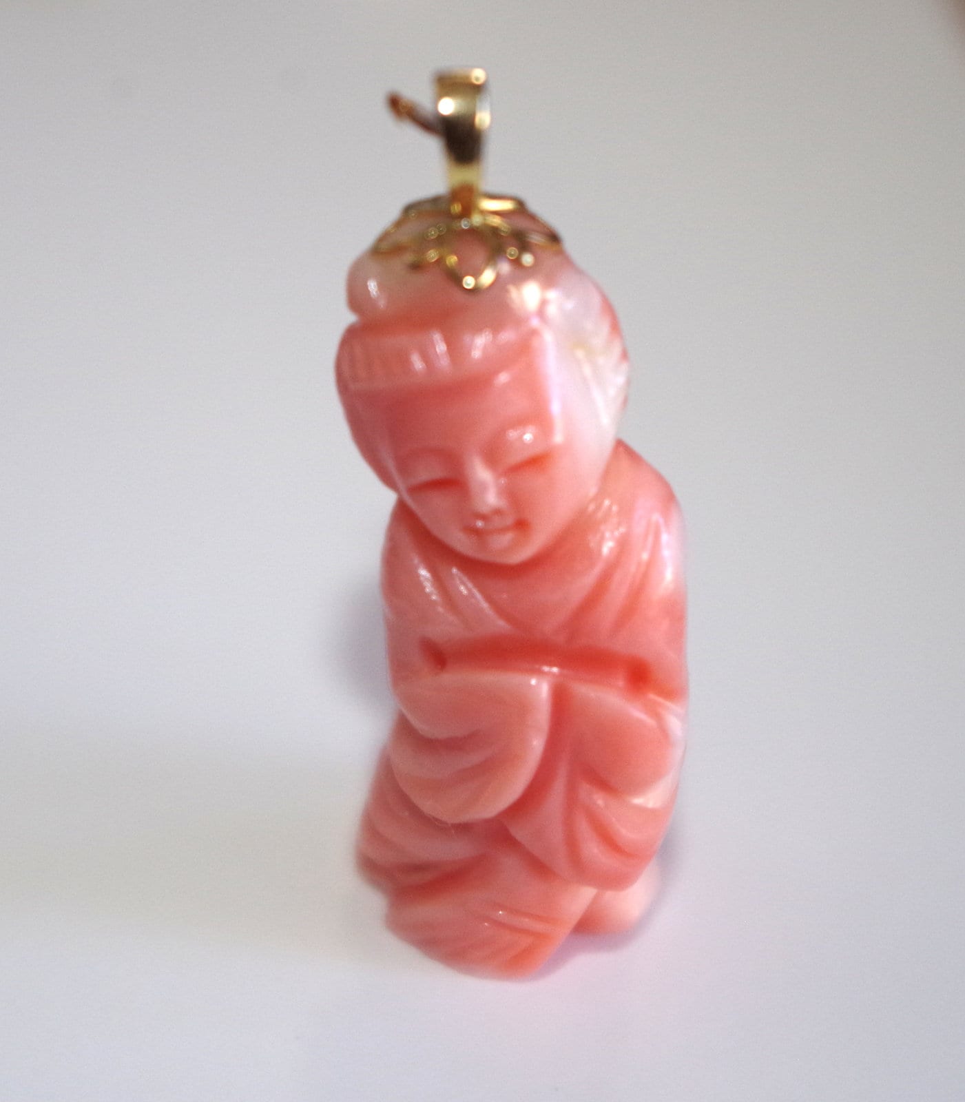 Exquisiter 18K Geschnitzter Engelshaut Lachs Koralle Kwayn Guan Yin Buddha Anhänger von HAANDMADEJEWELRY