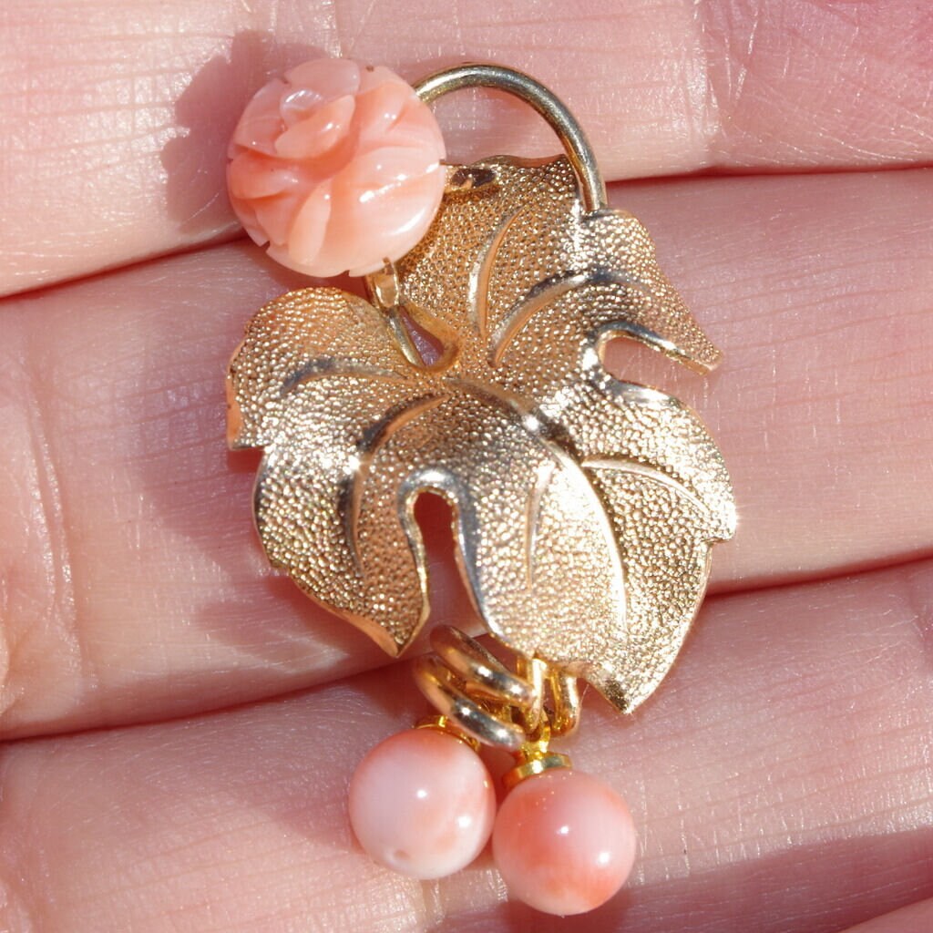 Geschnitzte Blatt Rose Blume Engelshaut Koralle & Korallen Perlen Pendent in 14K Gf von HAANDMADEJEWELRY