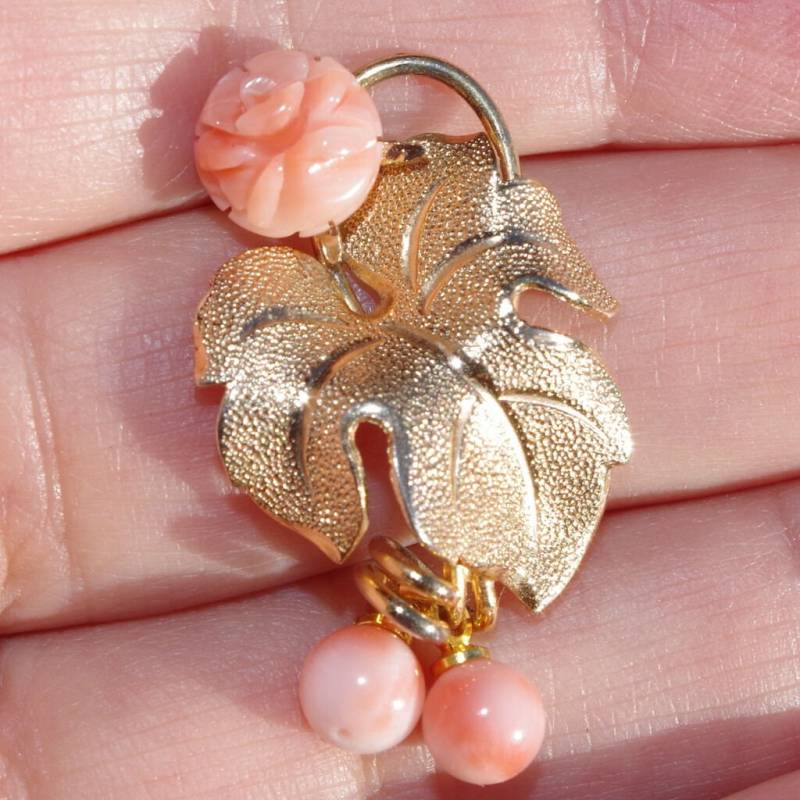 Geschnitzte Blatt Rose Blume Engelshaut Koralle & Korallen Perlen Pendent in 14K Gf von HAANDMADEJEWELRY