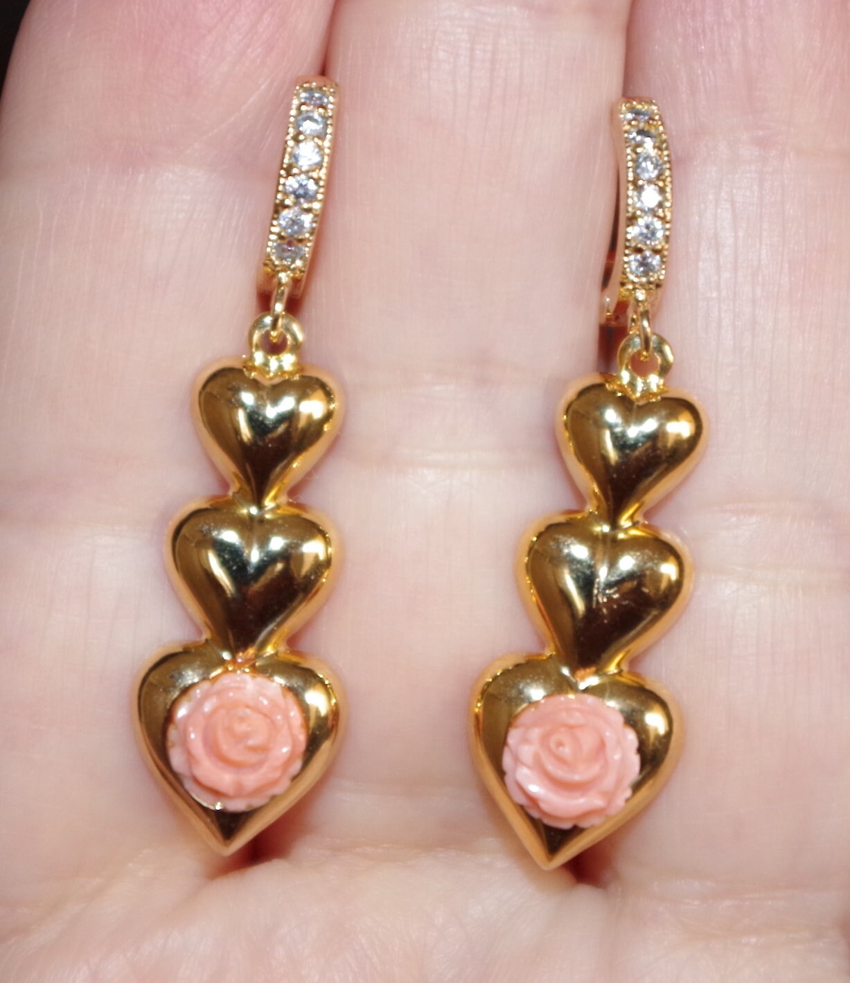 Geschnitzte Engelshaut Rose Coral Herz Ohrringe 14K Vermeil Cz Creolen von HAANDMADEJEWELRY