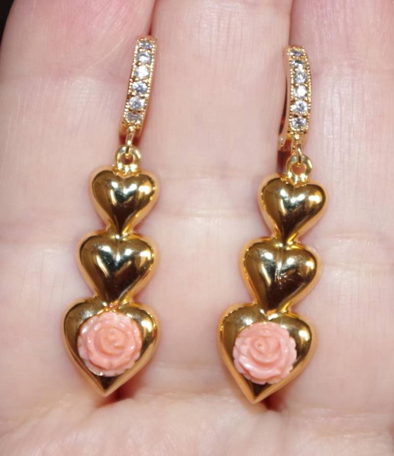 Geschnitzte Engelshaut Rose Coral Herz Ohrringe 14K Vermeil Cz Creolen von HAANDMADEJEWELRY