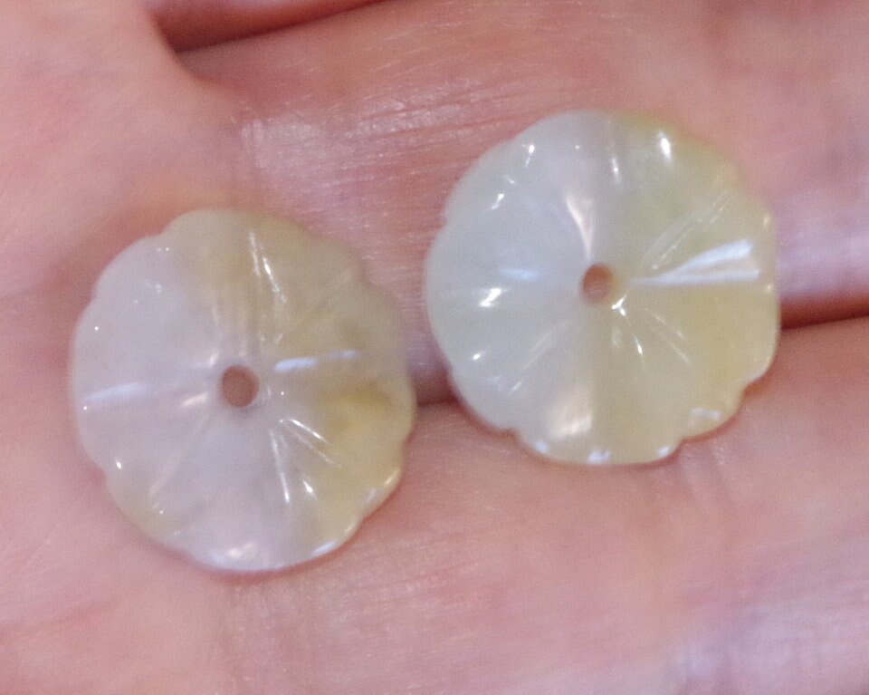 Geschnitzte Jadeit Jade Blume Ohrring Jacken - 15 Mm von HAANDMADEJEWELRY