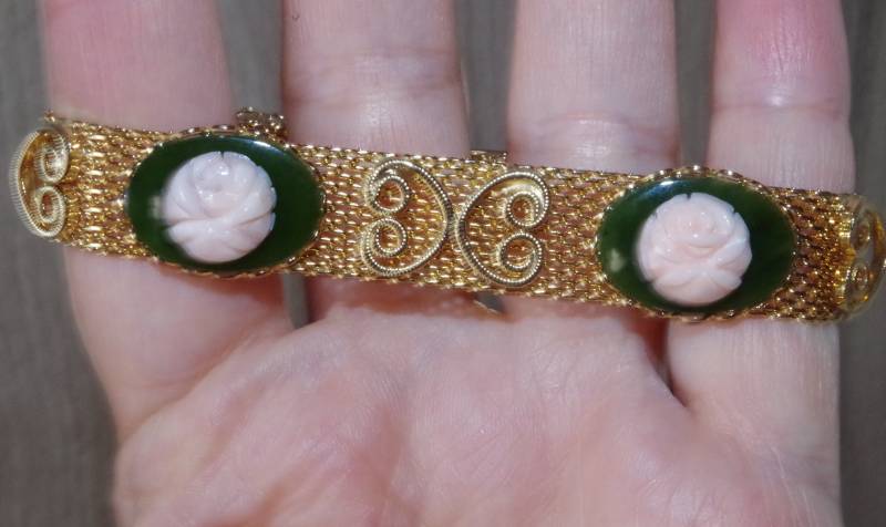 Geschnitztes Blush Rose Coral & Green Jadeite Jade 14K Gf Floral Mesh Armreif von HAANDMADEJEWELRY