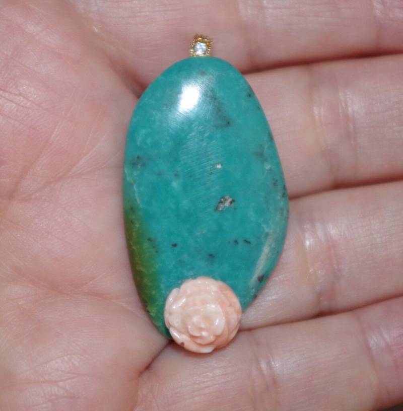 Groß Handgemachte Türkis & Geschnitzte Rose Blume Koralle Pendent in Vermil Sterling von HAANDMADEJEWELRY