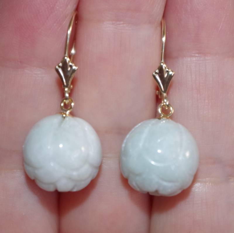 Grün Jadeit Jade Geschnitzte Kugel Seladon 14K Brennpunkt Lever Zurück Ohrringe von HAANDMADEJEWELRY