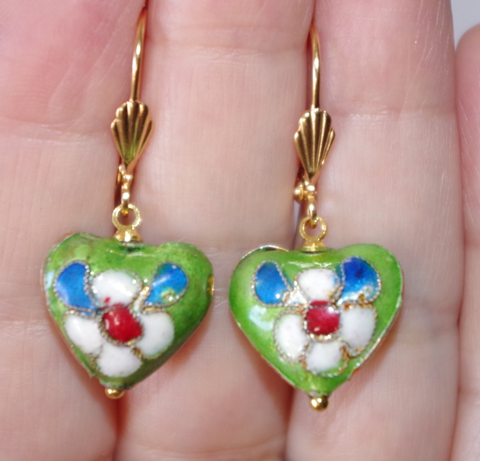 Grüne Cloisonne Emaille Herz Ohrringe, 14K Gf Lever Back von HAANDMADEJEWELRY