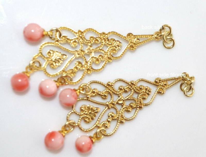 Handgefertigte Angel Skin Coral Chandelier Filigree 14K Gf Ohrringe Jacken von HAANDMADEJEWELRY
