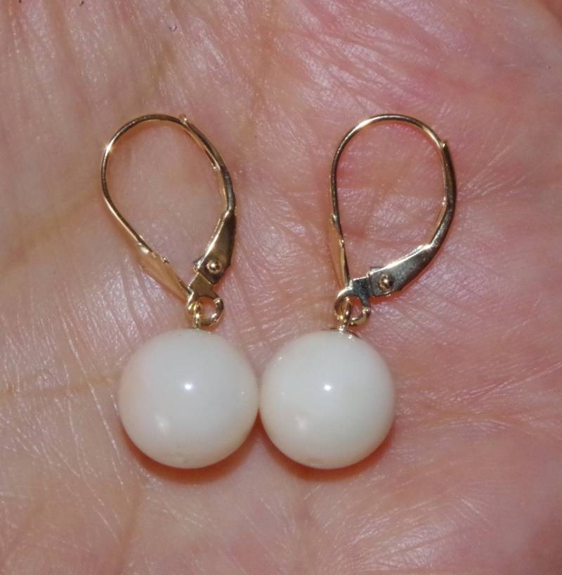 Handgemachte 14K Antique Angel Skin Blush Coral Drop 10 Mm Ball Brisur Ohrringe von HAANDMADEJEWELRY