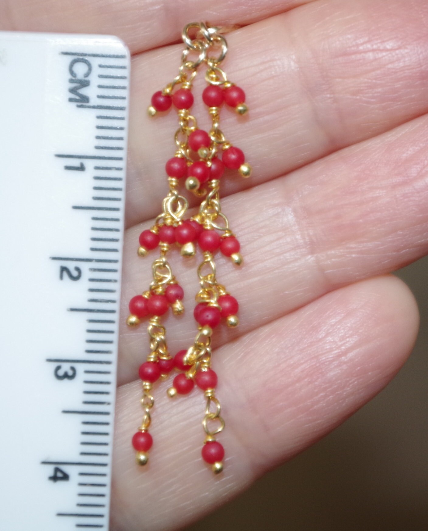 Handgemachte 14K Gf Rote Korallen Ohrringe Kleine Längliche Jacken Verwendung Mit Beliebigen Ohrsteckern von HAANDMADEJEWELRY