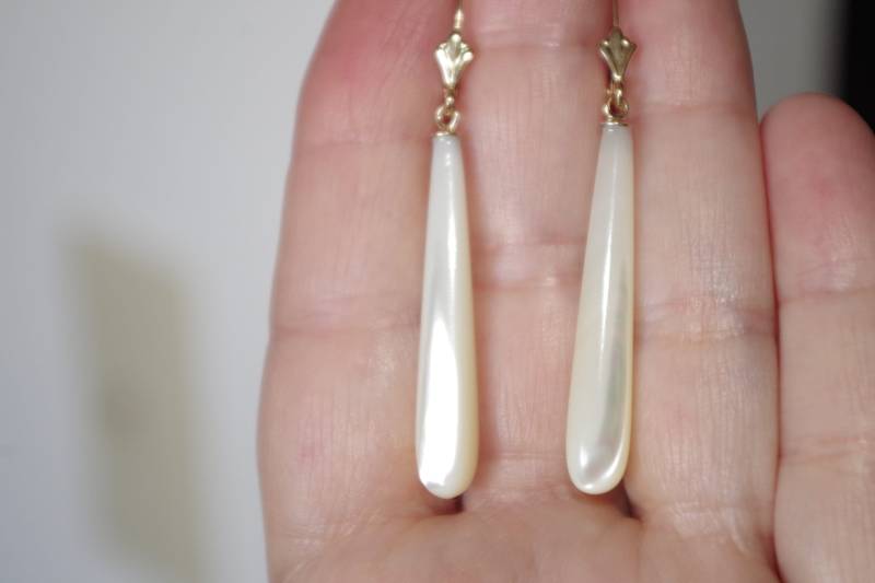 Handgemachte Echte 14K Perlmutt Längliche Teardrop Lever Zurück Ohrringe von HAANDMADEJEWELRY