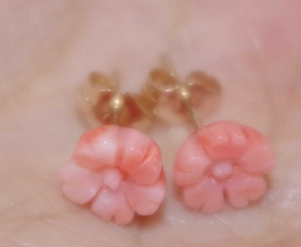 Handgemachte Edelstein Qualität 14K Gf Engelshaut Koralle 7 Mm Peony Blume Geschnitzte Ohrstecker von HAANDMADEJEWELRY