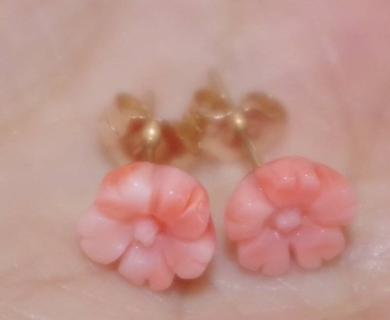 Handgemachte Edelstein Qualität 14K Gf Engelshaut Koralle 7 Mm Peony Blume Geschnitzte Ohrstecker von HAANDMADEJEWELRY
