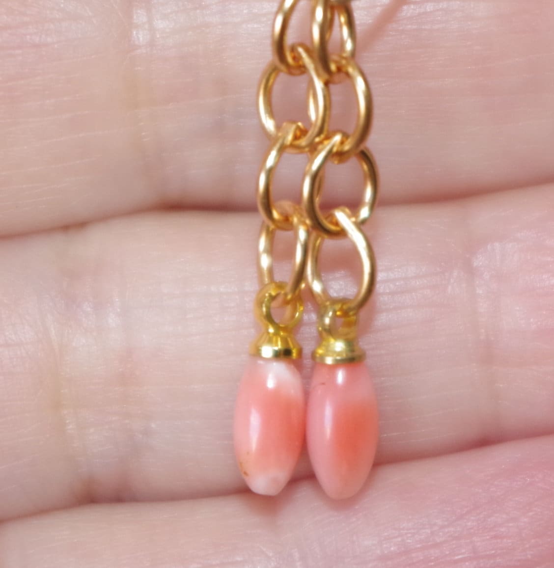 Handgemachte Engelshaut Koralle 14K Gf Ohrring Jacken Vintage Zierliche Anhänger von HAANDMADEJEWELRY
