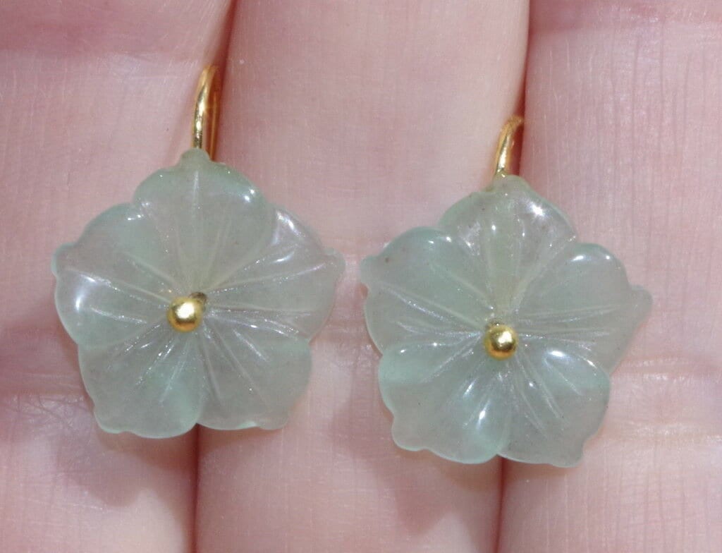 Handgemachte Jadeit Jade Geschnitzte Blumen Ohrringe von HAANDMADEJEWELRY