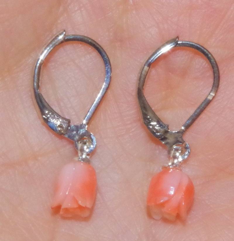Handgemachte Sterling Koralle Geschnitzt Zierliche Rose Ohrringe von HAANDMADEJEWELRY
