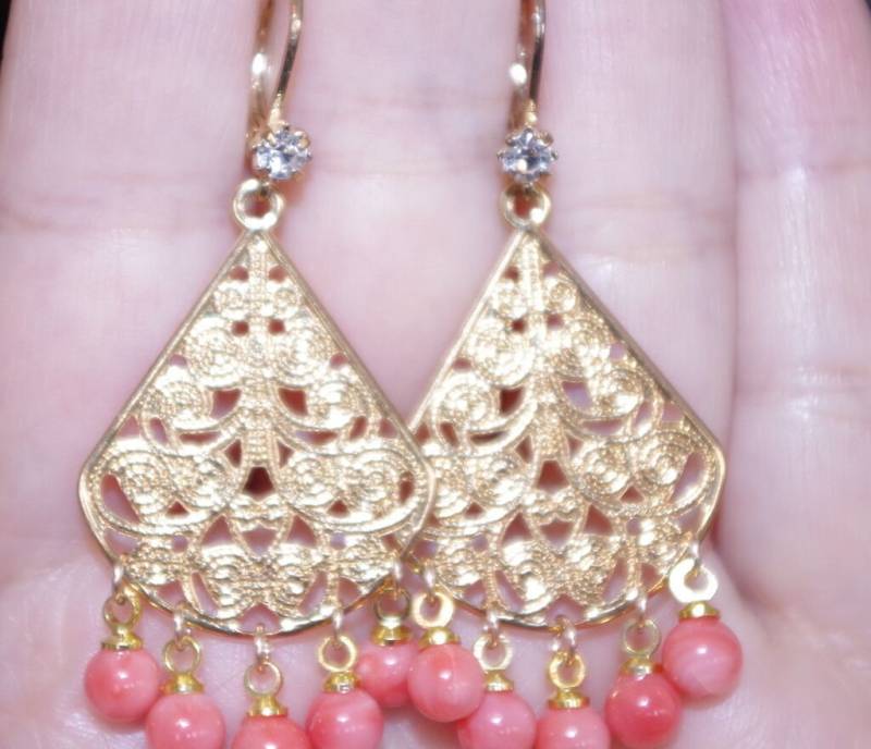 Handgemachte 14K Gold Filled Lachs Koralle Ohrringe von HAANDMADEJEWELRY