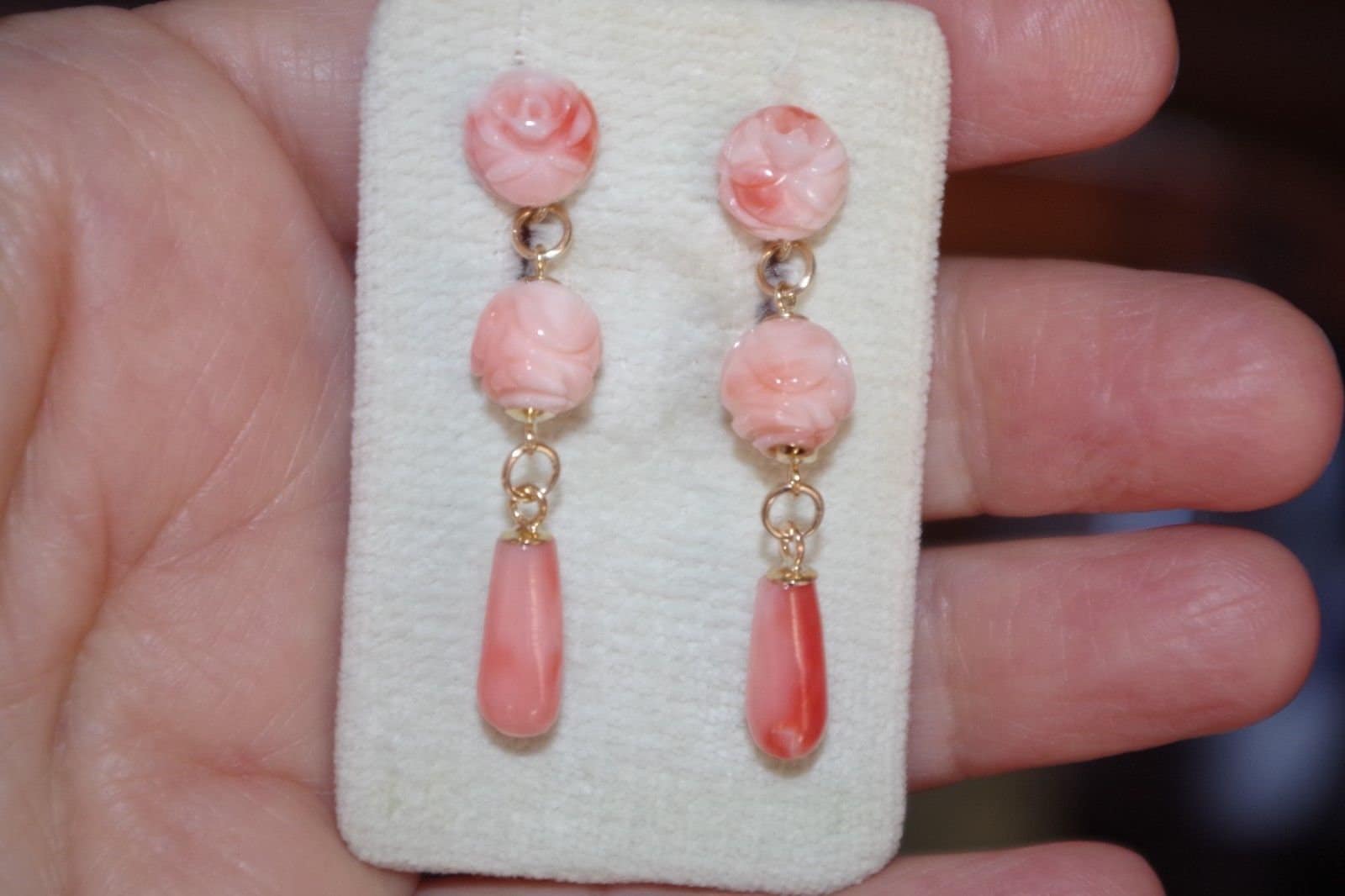 Handmade Exquisite 14K Geschnitzte Engelshaut Koralle Rose Ohrstecker Mit Länglichen Jacke Ohrringe von HAANDMADEJEWELRY