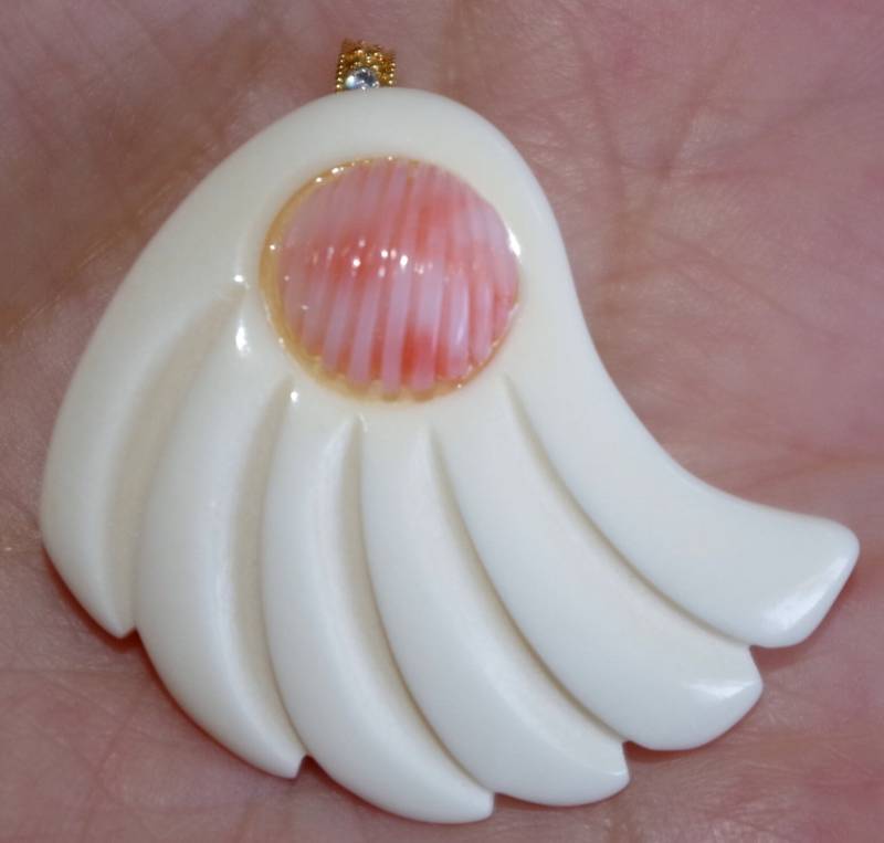 Qualität Alte Lager Engel Haut Lachs Geschnitzt Sea Shell Coral Pendent in 14K Vermil von HAANDMADEJEWELRY