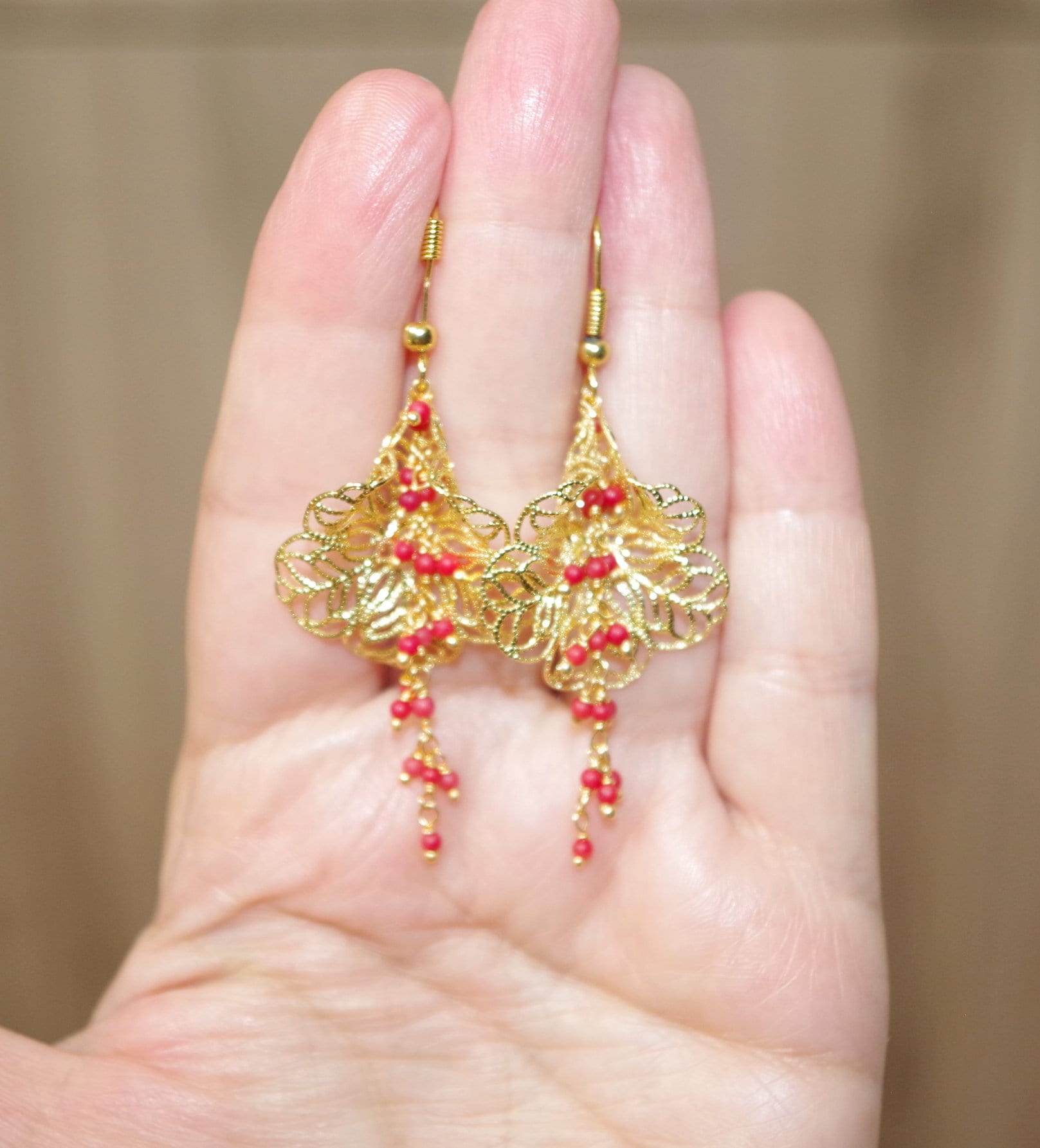 Rote Längliche Samenkorallen-Lilienblume Filigrane Ohrhänger in 14K Gf Bb von HAANDMADEJEWELRY