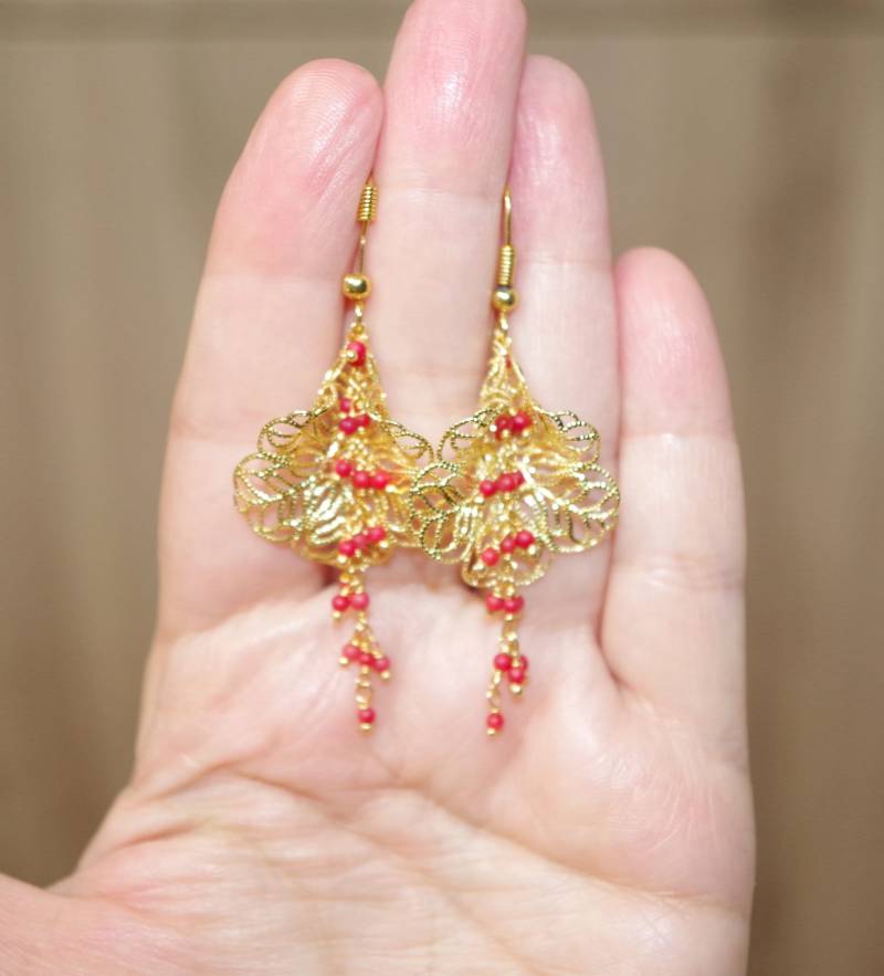 Rote Längliche Samenkorallen-Lilienblume Filigrane Ohrhänger in 14K Gf Bb von HAANDMADEJEWELRY