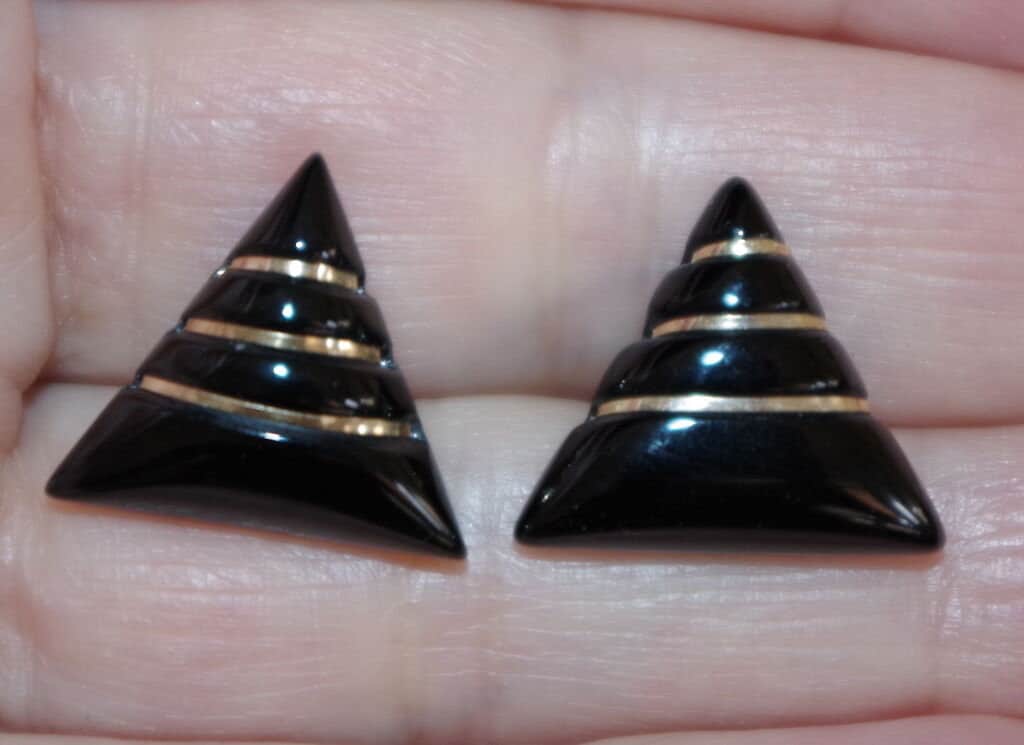 Vintage 14K Dreieckige 15 Mm Gold Akzentuierte Designer Look Ausgefallene Onyx Ohrstecker von HAANDMADEJEWELRY