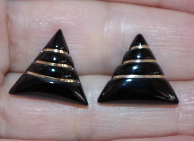 Vintage 14K Dreieckige 15 Mm Gold Akzentuierte Designer Look Ausgefallene Onyx Ohrstecker von HAANDMADEJEWELRY
