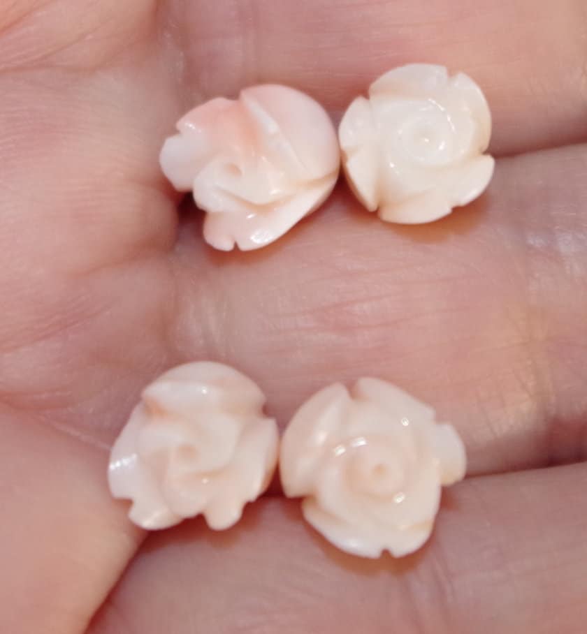 Vintage Engelshaut Koralle Rosenperlen 6 Mm Geschnitztes Blush-Rosa-Paar von HAANDMADEJEWELRY