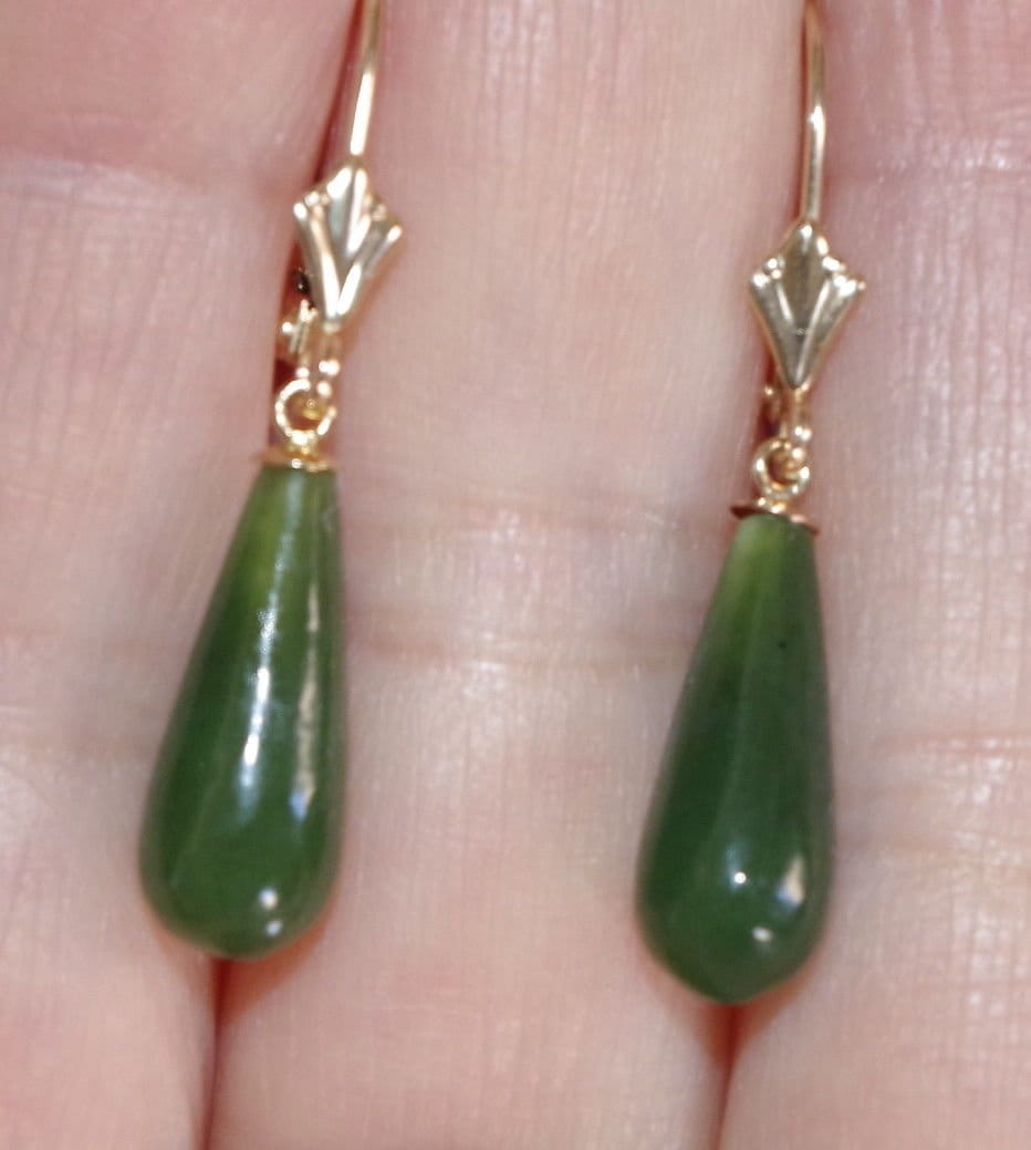 Vintage Wunderschöne Echte 14K Grüne Jade Jadeit Teardrop Ohrringe von HAANDMADEJEWELRY