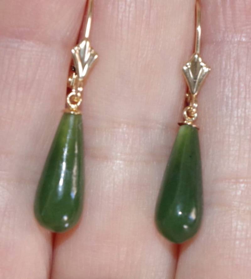 Vintage Wunderschöne Echte 14K Grüne Jade Jadeit Teardrop Ohrringe von HAANDMADEJEWELRY