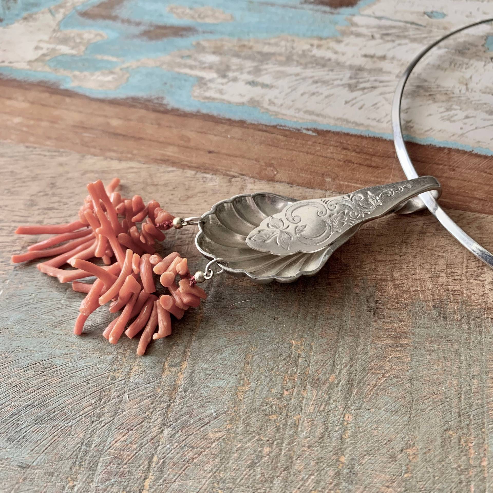 Besteckschmuck Anhänger Aus Versilbertem Sahnelöffel Mit Roter Astkoralle Boho Hippi Recycelt Besteck Schmuck Gabelschmuck Rot Besteckschmuck Anhänger Aus Versilbertem Sahnelöffel Mit Roter Astkoralle Boho Hippi Recycelt Besteck Schmuck Gabelschmuck Rot von HACHISTONES
