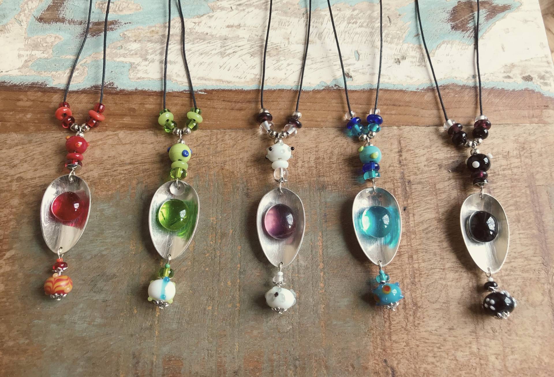 Besteckschmuck Anhänger Aus Versilberten Löffeln Kette Glasperlen Nuggets Lang Lampwork Boho Hippy Lampworkperlen Besteckschmuck Anhänger Aus Versilberten Löffeln Kette Glasperlen Nuggets Lang Lampwork Boho Hippy Lampworkperlen von HACHISTONES