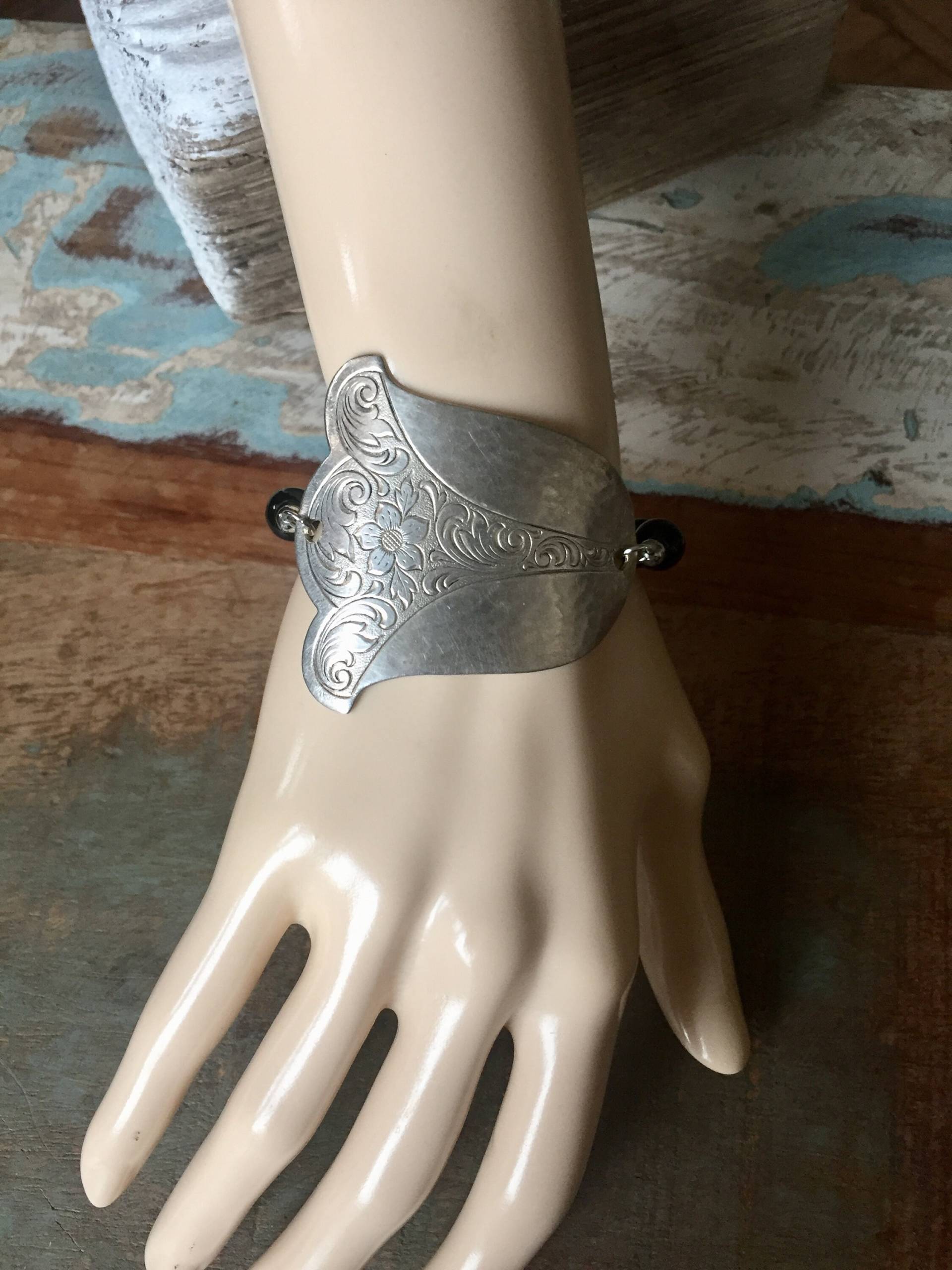 Besteckschmuck - Armband Besteck Gebäckzange Versilbert Upcycling Recycelt Geschenk Für Sie Freundin Onyx Onyxperle Onyxperlen Besteckschmuck - Armband Besteck Gebäckzange Versilbert Upcycling Recycelt Geschenk Für Sie Freundin Onyx Onyxperle Onyxperlen von HACHISTONES