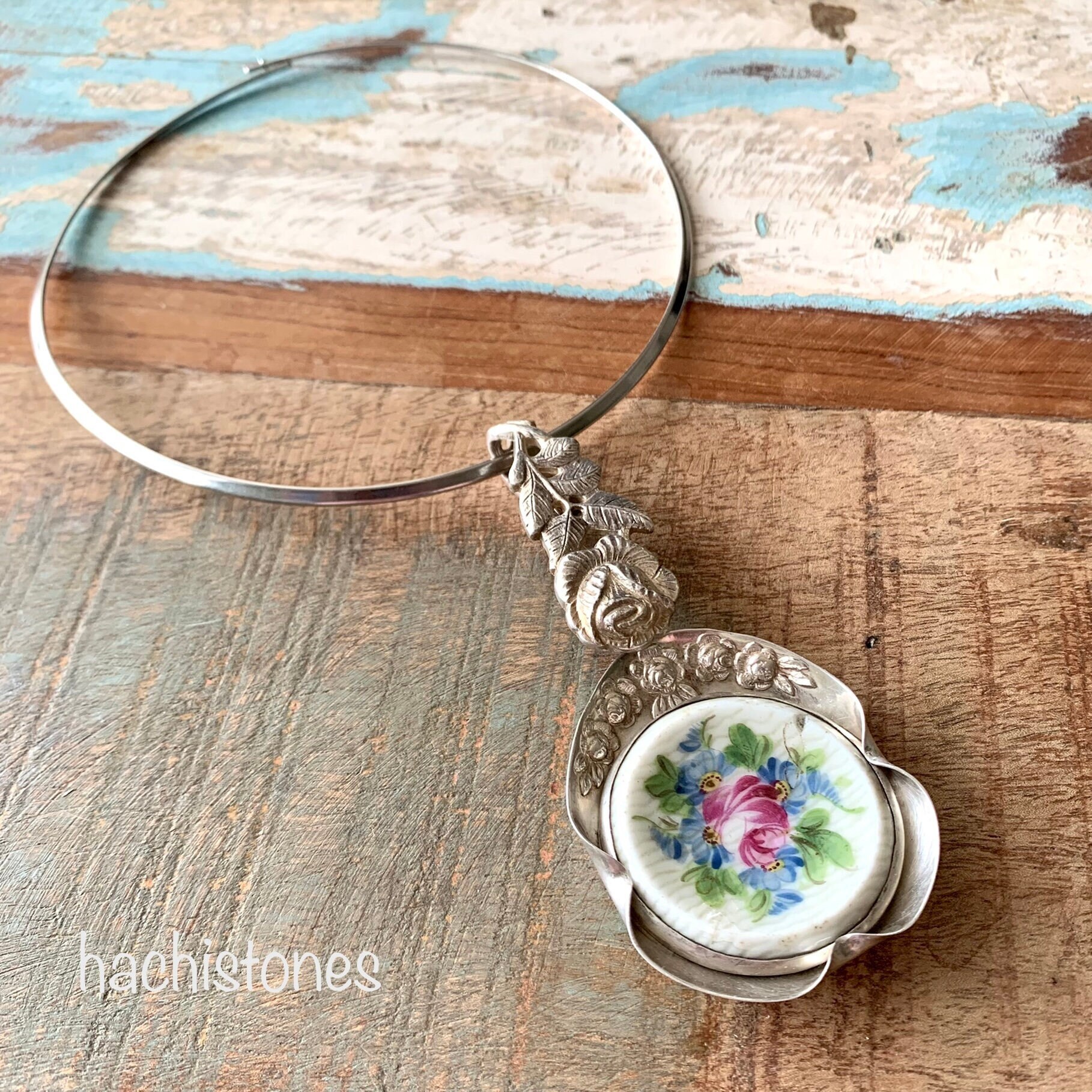 Halsreif Mit Anhänger Aus Besteck Besteckschmuck Boho Hippy Porzellan Cutlery Jewelry Versilbert Sahnelöffel Porzellanbrosche Halsreif Mit Anhänger Aus Besteck Besteckschmuck Boho Hippy Porzellan Cutlery Jewelry Versilbert Sahnelöffel Porzellanbrosche von HACHISTONES
