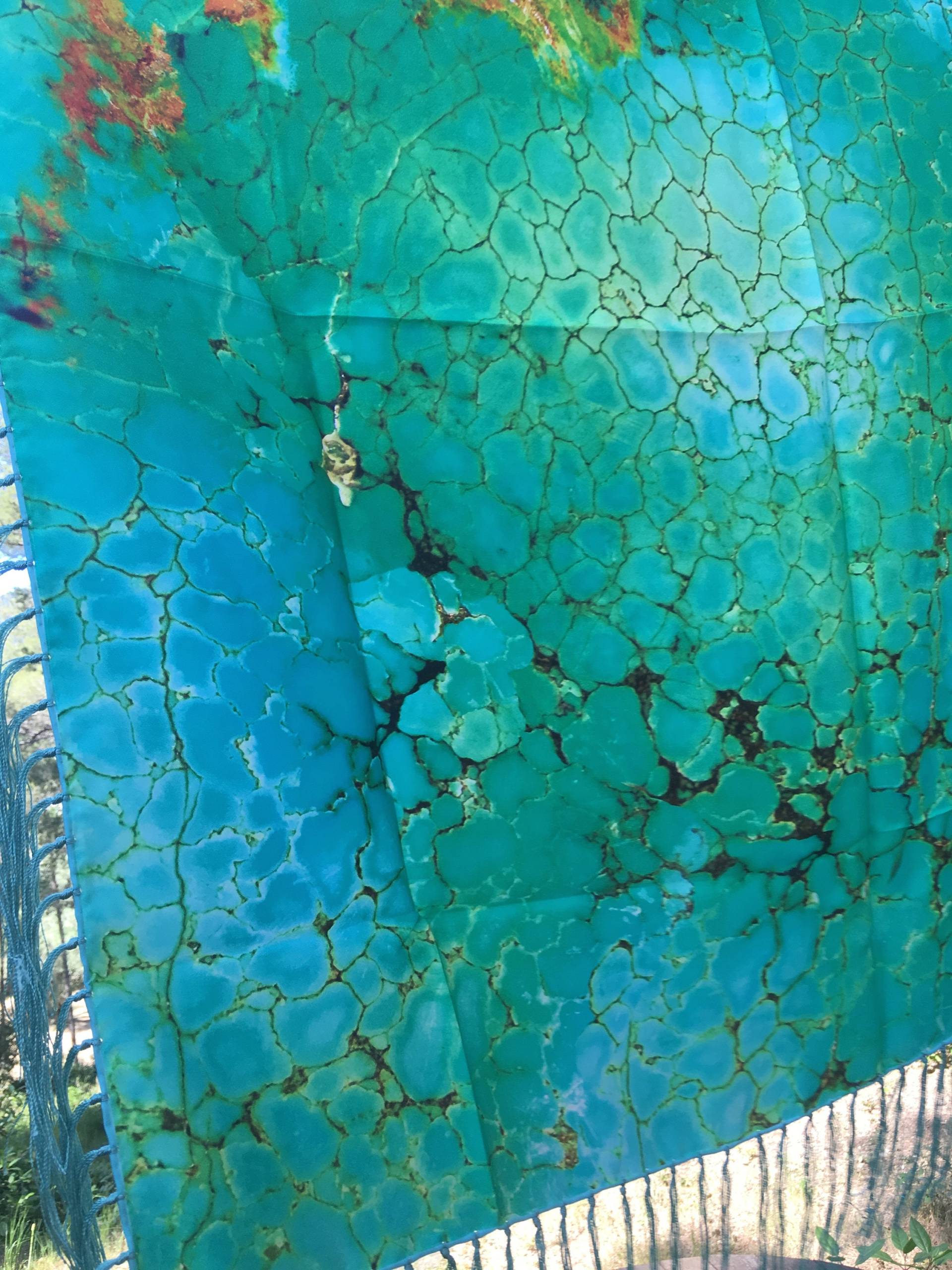 Türkisfarbener Seiden-Twill-Schal Mit Steindruck. Handgerollt 90cm X von HAECKELHAUSCO