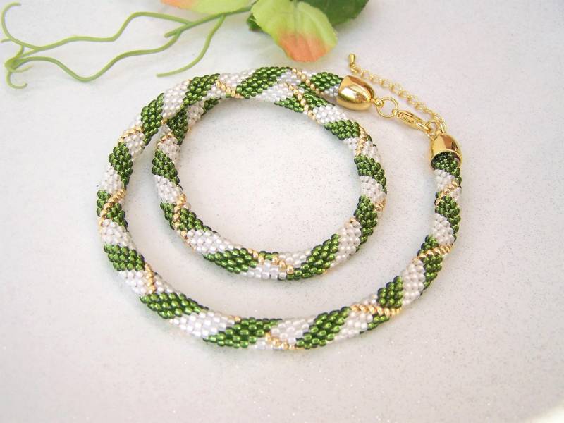 Frühlingstag Halskette Häkelkette Feine Handarbeit Geschenk Schlauchkette Glasschmuck Geburtstag Damen Grün Gold Hochzeitstag Muster von HAEKELKETTENundmehr