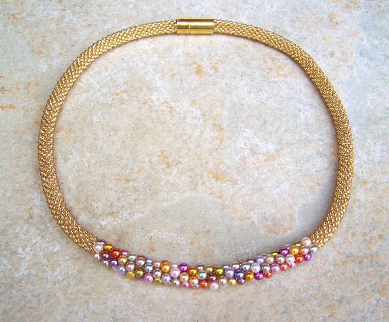 Gold Und Bunt Halskette Handarbeit Collier Häkelkette Schlauchkette Geschenk Geburtstag Frauen Halsschmuck Glasschmuck Weihnachten Boho von HAEKELKETTENundmehr