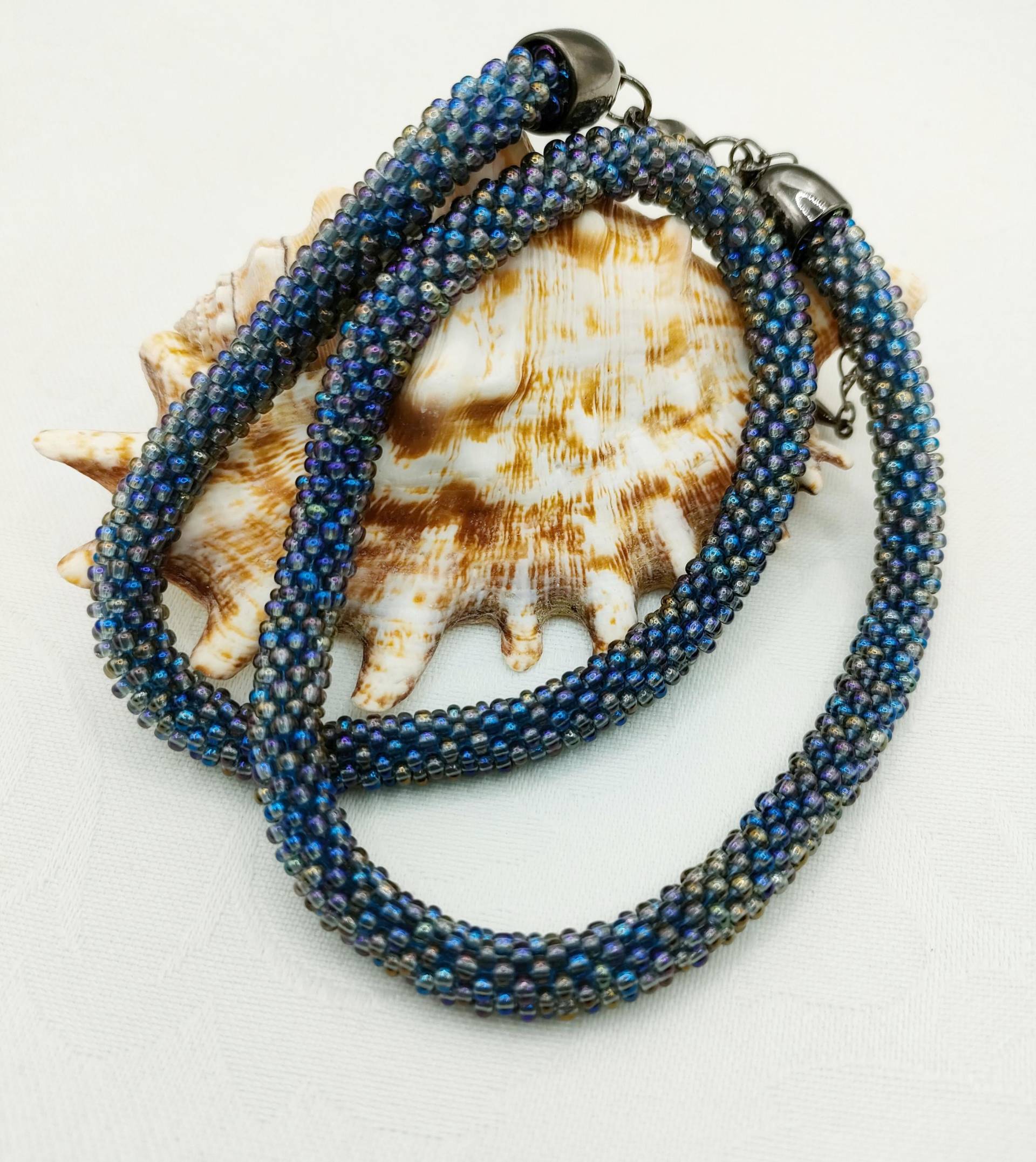 Halskette Regenbogenglanz Häkelkette Handarbeit Geschenk Collier Halsschmuck Frauen Damen Boho Hippie Glasschmuck Geburtstag Ostern von HAEKELKETTENundmehr