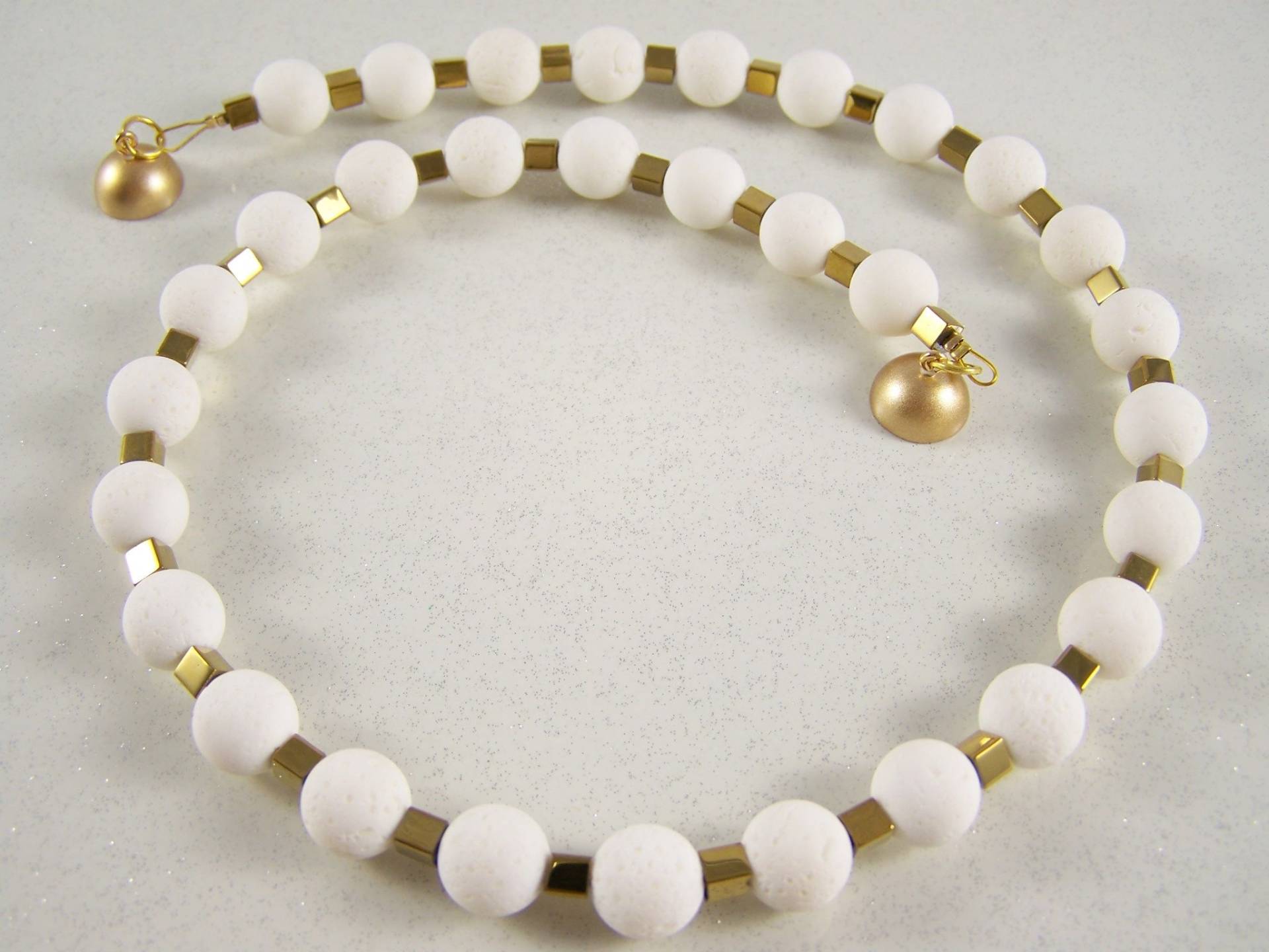 Kette Mit Weisser Koralle Und Hämatit Edelstein Weiss Goldfarben Geschenk Frauen Geburtstag Collier Halsschmuck Avantgarde Weihnachten von HAEKELKETTENundmehr