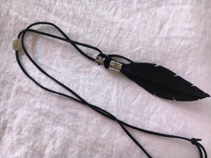 Schwarzes Leder-Feder-Halskette Einstellbar von HAIRHEART