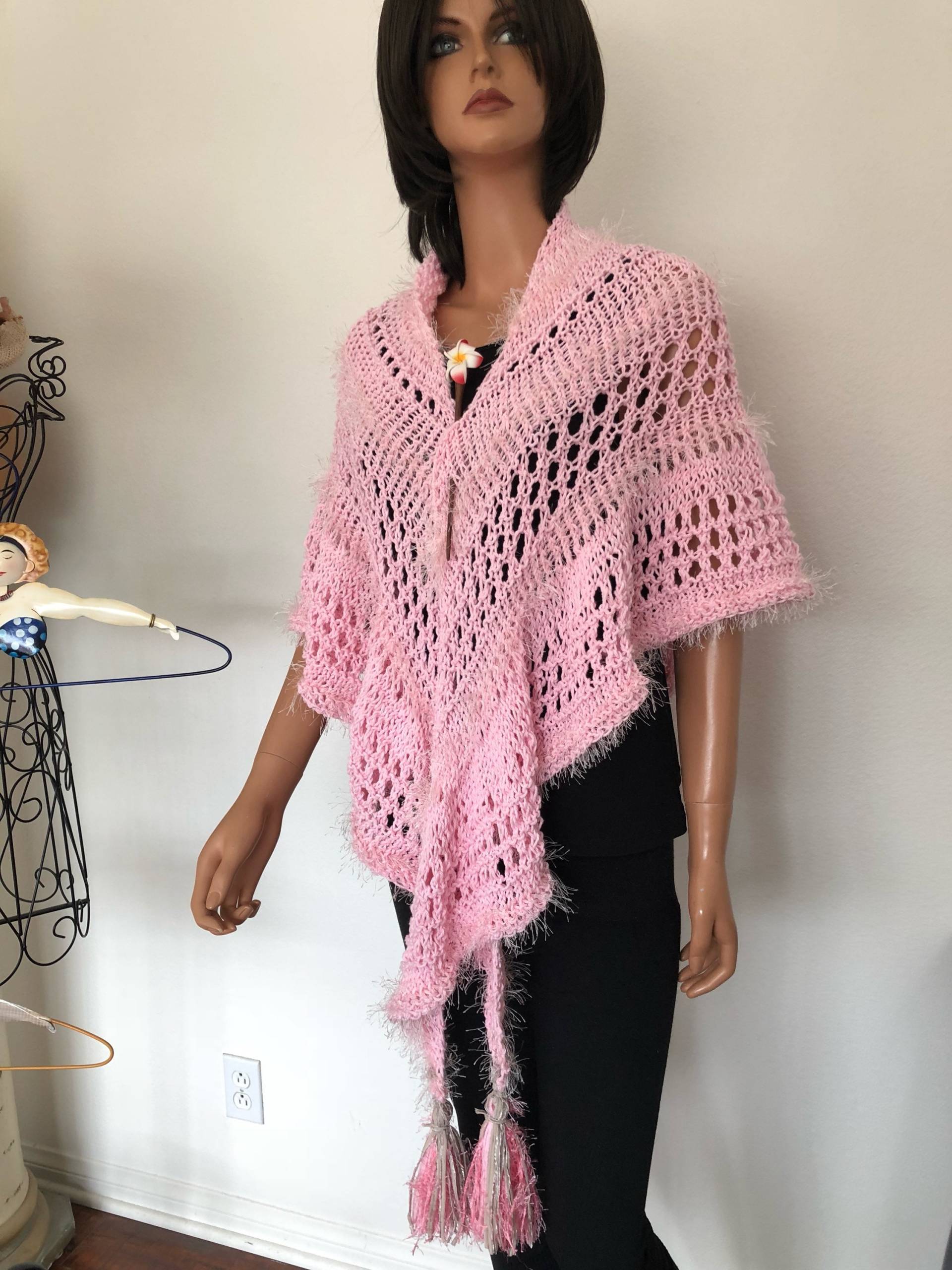 Hand Lnits 2 Love Baumwolle Dreieckstuch Schal Shrug Designer Mode Rosa Frühling Sommer Romantisch Feminin Geschenk Geburtstag Hochzeit Hand Lnits 2 Love Baumwolle Dreieckstuch Schal Shrug Designer Mode Rosa Frühling Sommer Romantisch Feminin Geschenk Geburtstag Hochzeit von HANDKNITS2LOVE