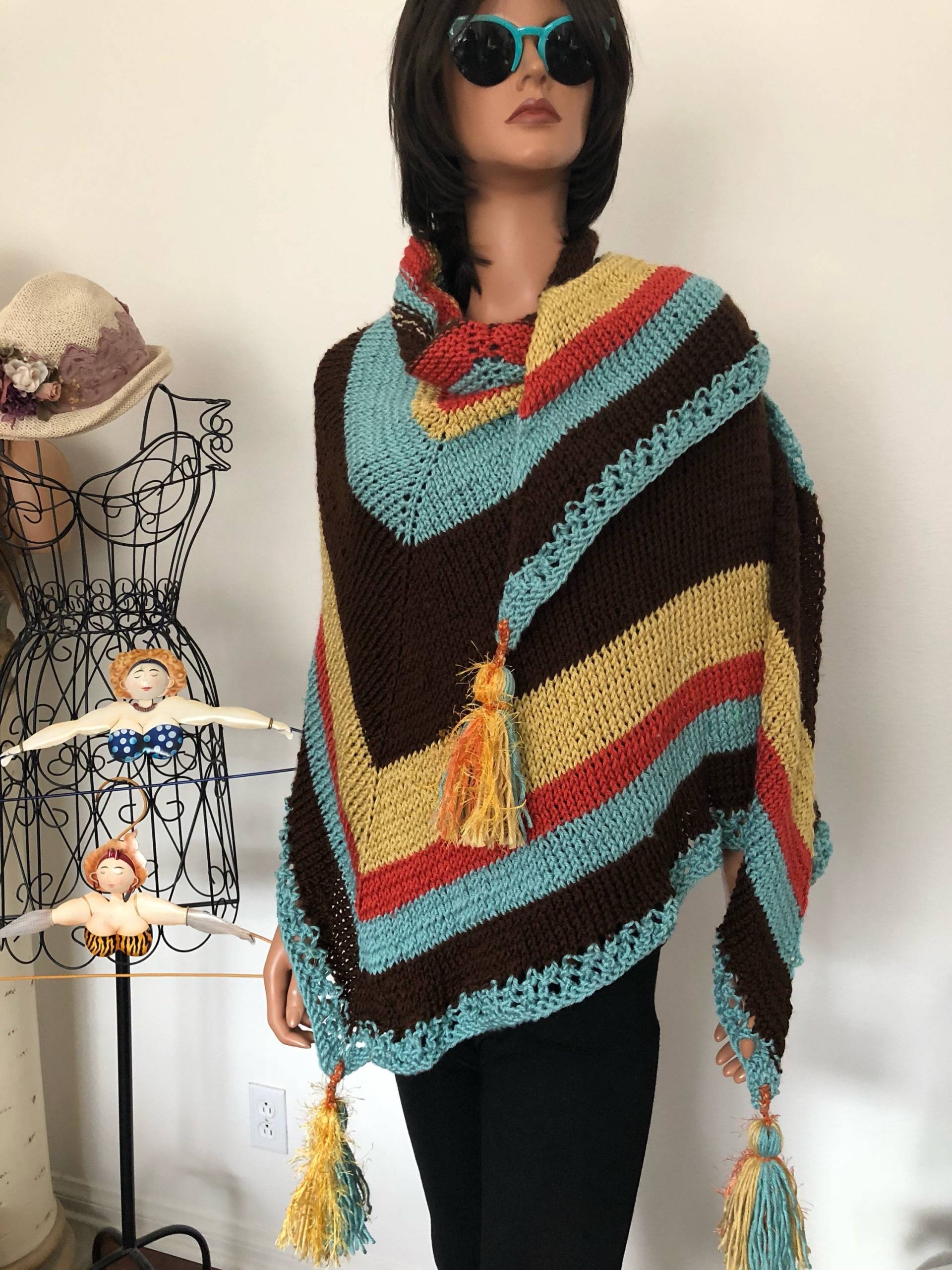 Handgestrickt 2 Liebe Dreieckstuch Radsels Fransen Designer Mode Vier Jahreszeiten Streifen Geschenk Geburtstag Gebets Wrap Hip Handgestrickt 2 Liebe Dreieckstuch Radsels Fransen Designer Mode Vier Jahreszeiten Streifen Geschenk Geburtstag Gebets Wrap Hip von HANDKNITS2LOVE