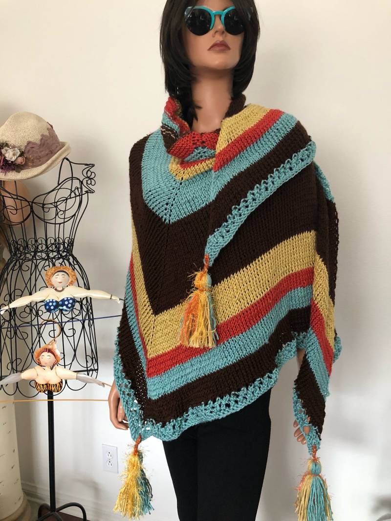 Handgestrickt 2 Liebe Dreieckstuch Radsels Fransen Designer Mode Vier Jahreszeiten Streifen Geschenk Geburtstag Gebets Wrap Hip Handgestrickt 2 Liebe Dreieckstuch Radsels Fransen Designer Mode Vier Jahreszeiten Streifen Geschenk Geburtstag Gebets Wrap Hip von HANDKNITS2LOVE