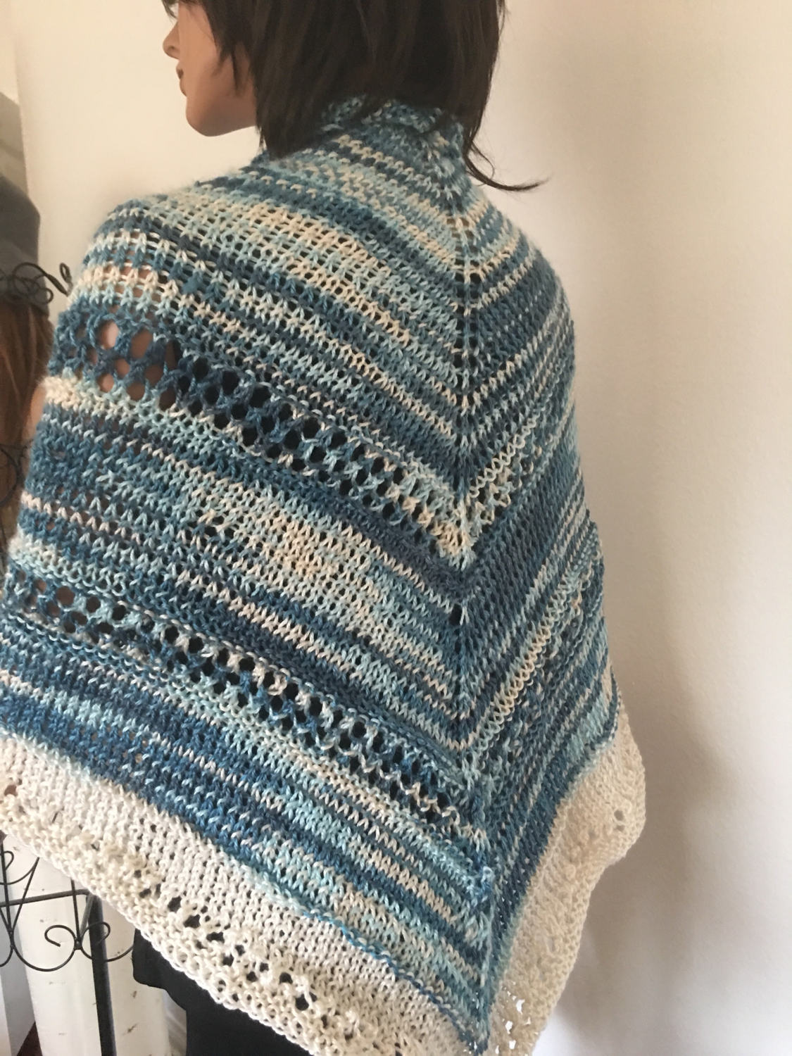 Handgestrickt 2 Liebe Dreieckstuch Wickelschal Quasten Designer Mode Blues Spitze Frauen Muttertag Geschenk Geburtstag Gebet Kirche Boho Chic von HANDKNITS2LOVE