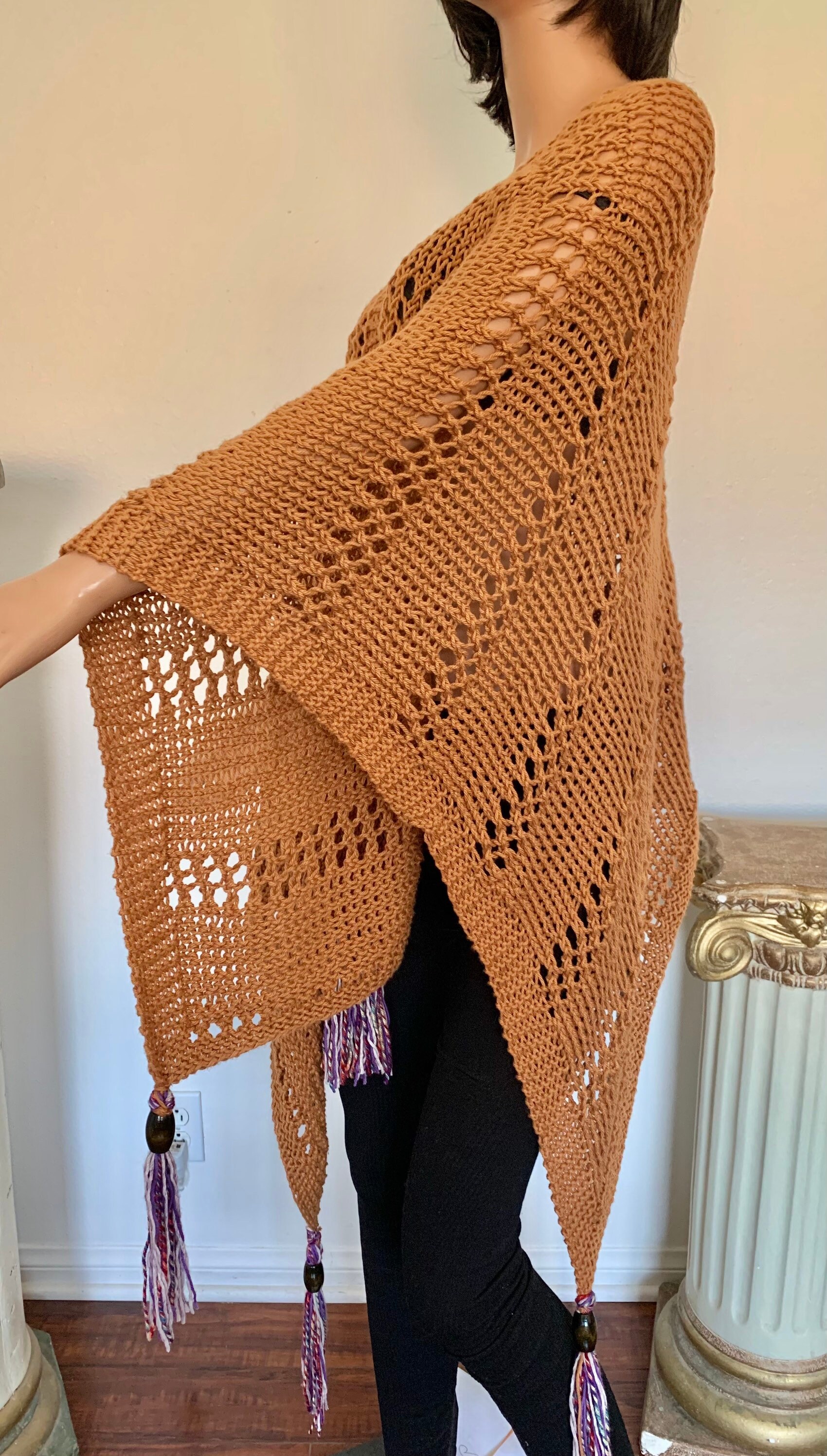 Handgestrickt 2 Love Baumwolle Designer Poncho Schal Wrap Lange Quasten Große Perlen Vier Jahreszeiten Caramel Cognac Braun Frauen Geschenk Hip Handgestrickt 2 Love Baumwolle Designer Poncho Schal Wrap Lange Quasten Große Perlen Vier Jahreszeiten Caramel Cognac Braun Frauen Geschenk Hip von HANDKNITS2LOVE
