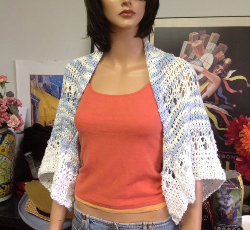 Handgestrickt Baumwolle Shrug Wickelpullover Bolero Himmelblau Weiß Ombre Deigner Fadhion Floral Knospen Handgestrickt Baumwolle Shrug Wickelpullover Bolero Himmelblau Weiß Ombre Deigner Fadhion Floral Knospen von HANDKNITS2LOVE